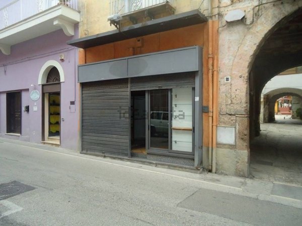 locale commerciale in affitto a Vitulazio