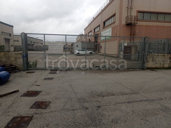 locale commerciale in affitto a Vitulazio