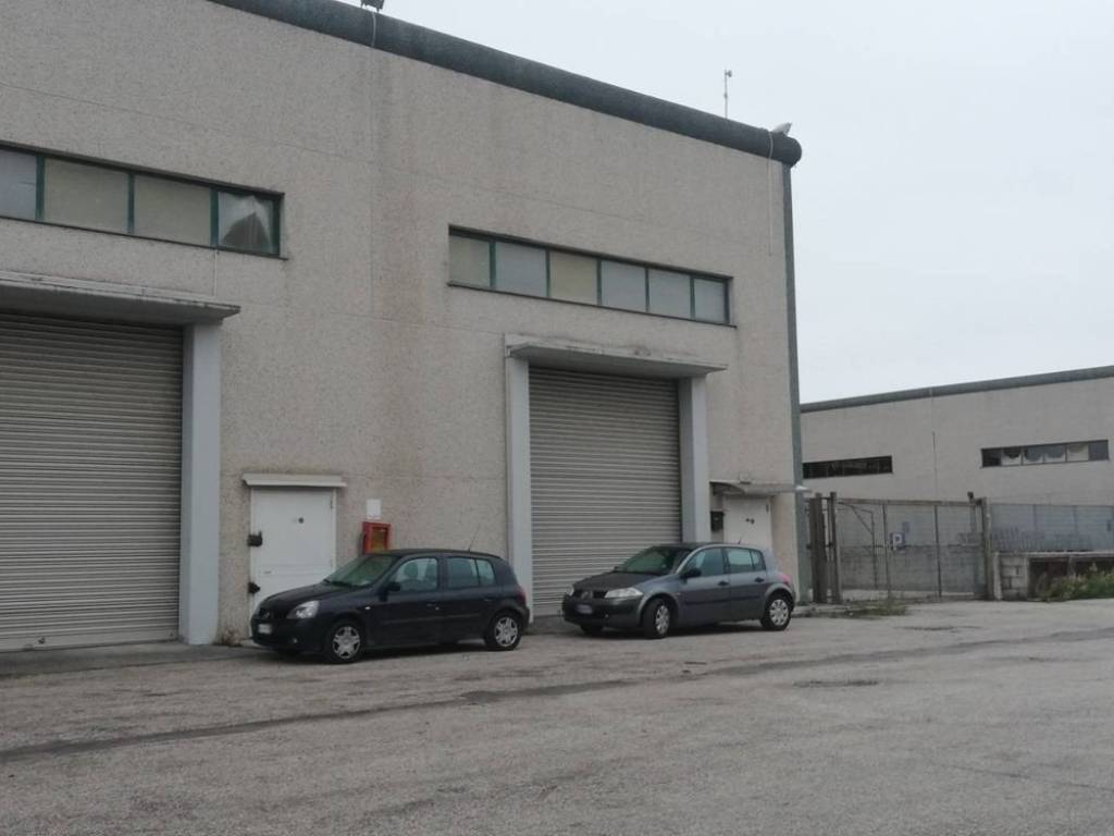locale commerciale in affitto a Vitulazio