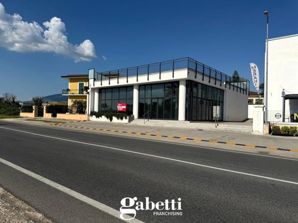 locale commerciale in affitto a Vitulazio