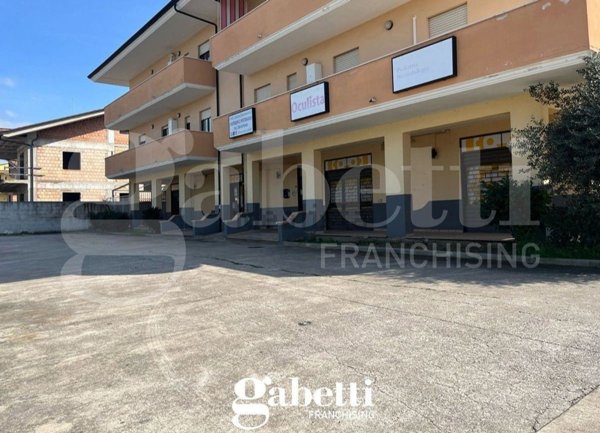 locale commerciale in affitto a Vitulazio