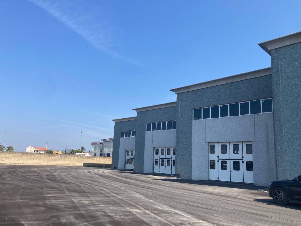 locale commerciale in affitto a Vitulazio