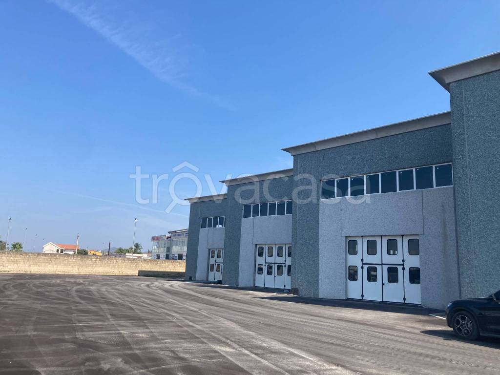 locale commerciale in affitto a Vitulazio