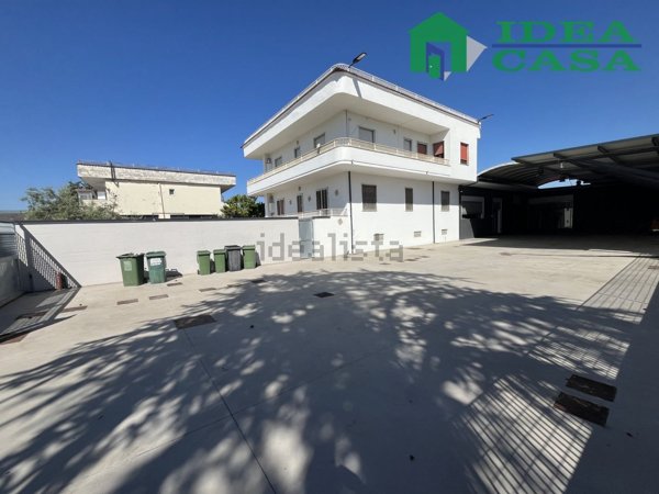 locale commerciale in affitto a Vitulazio