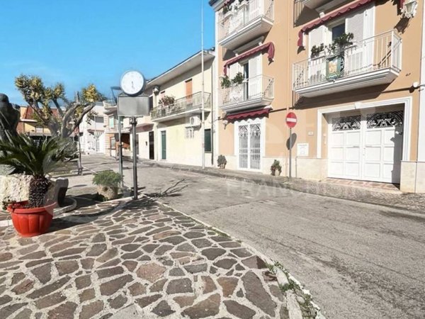 negozio in affitto a Vitulazio