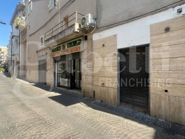 negozio in affitto a Vitulazio