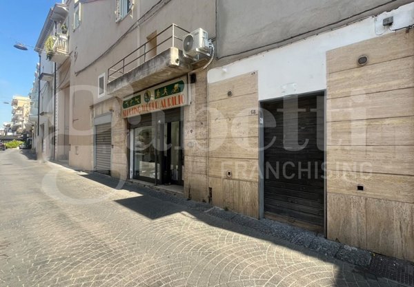 locale commerciale in affitto a Vitulazio