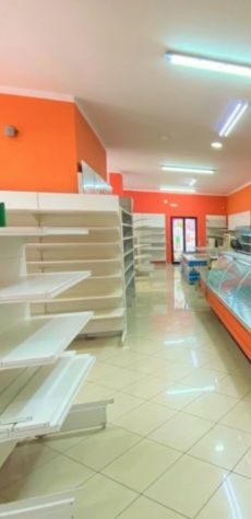 locale commerciale in affitto a Falciano del Massico