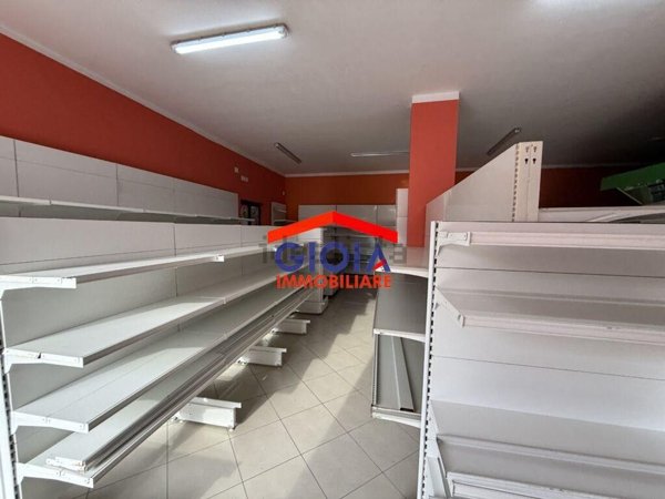 locale commerciale in affitto a Falciano del Massico