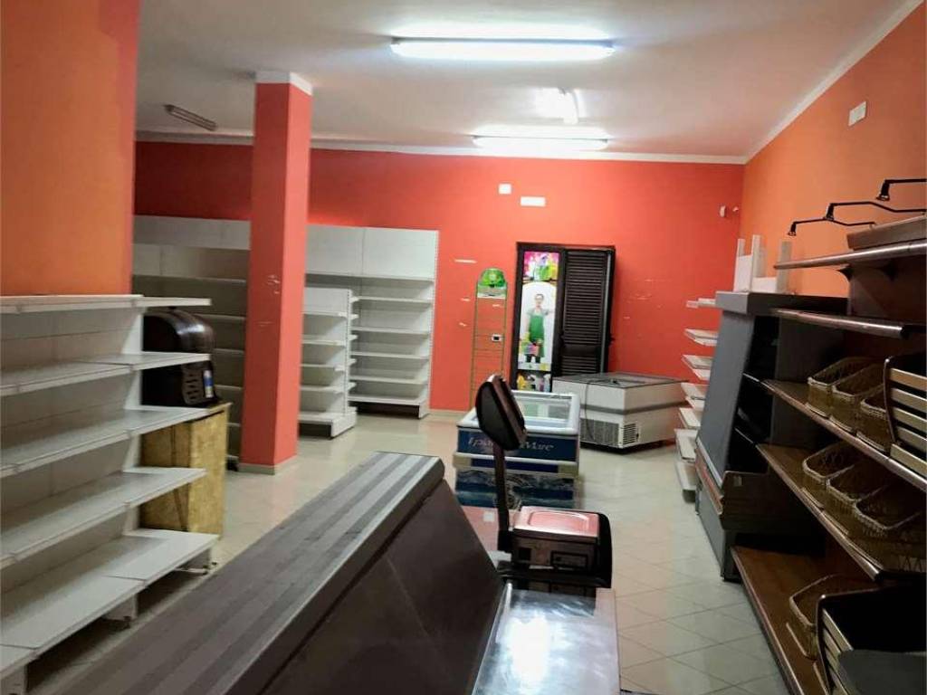 locale commerciale in affitto a Falciano del Massico