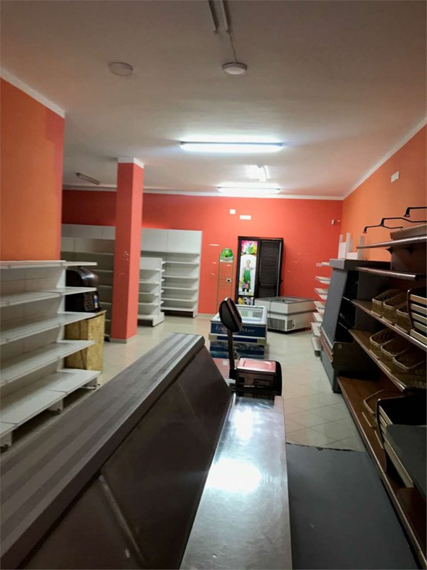 locale commerciale in affitto a Falciano del Massico