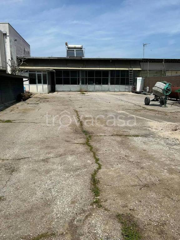 locale commerciale in affitto a Casapesenna