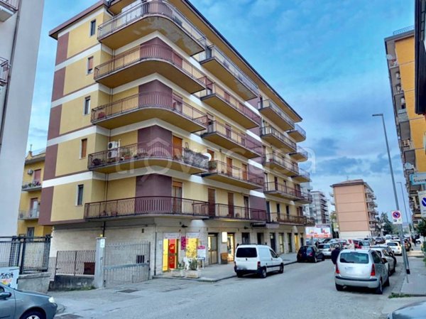 negozio in affitto a Benevento in zona Mellusi / Atlantici