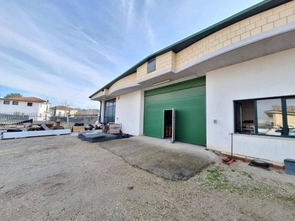 locale commerciale in affitto a Benevento in zona Coluonni