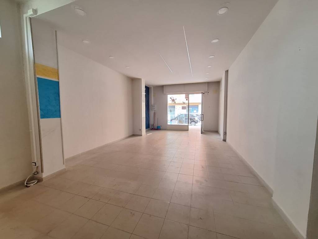 negozio in affitto a Benevento in zona Mellusi / Atlantici