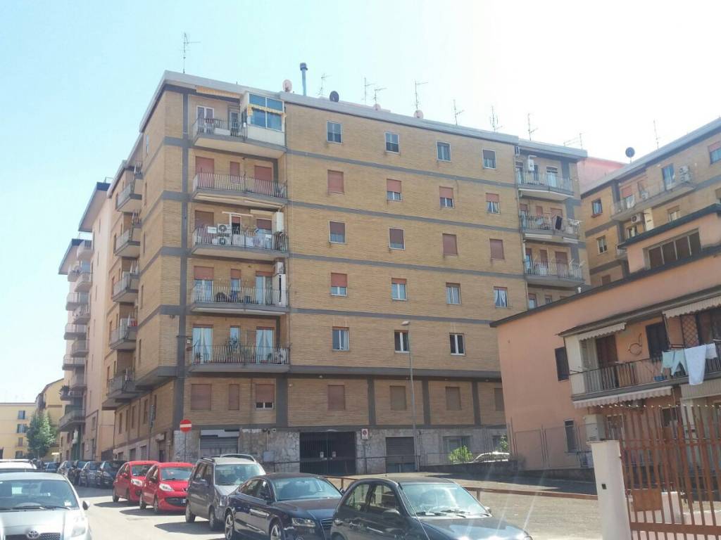 negozio in affitto a Benevento in zona Mellusi / Atlantici