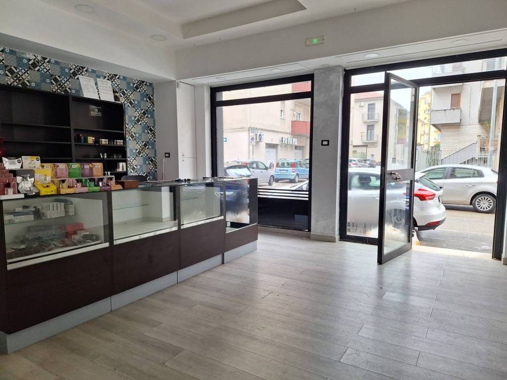 negozio in affitto a Benevento in zona Mellusi / Atlantici