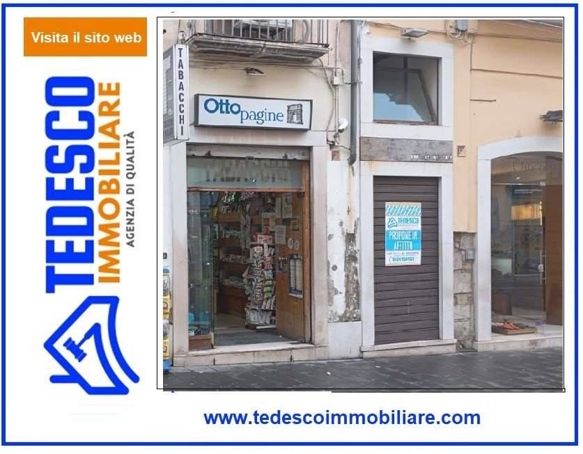 negozio in affitto a Benevento in zona Centro Storico