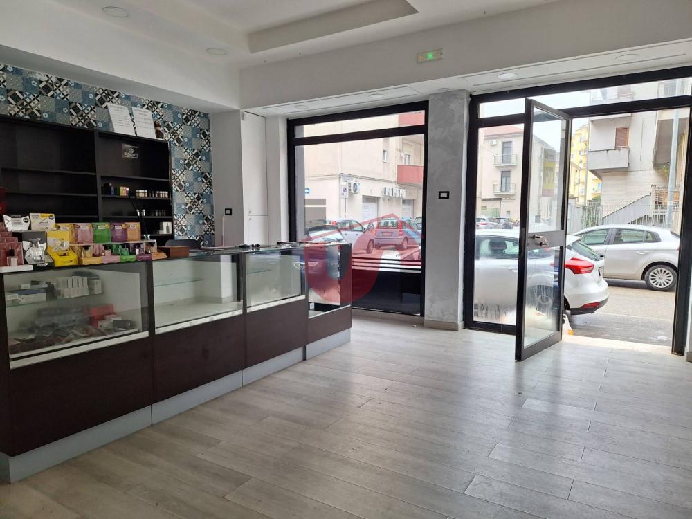 locale commerciale in affitto a Benevento in zona Mellusi / Atlantici