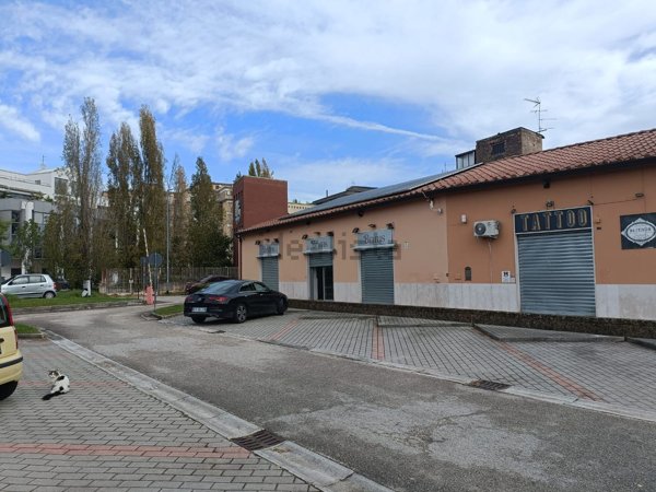 locale commerciale in affitto a Benevento in zona Centro Storico