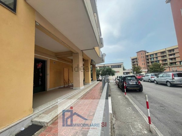 locale commerciale in affitto a Benevento in zona Mellusi / Atlantici