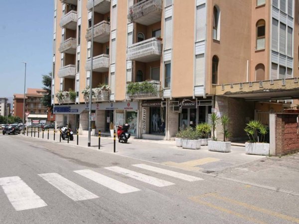 negozio in affitto a Benevento in zona Mellusi / Atlantici