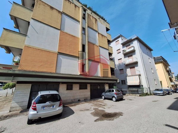 locale commerciale in affitto a Benevento in zona Mellusi / Atlantici