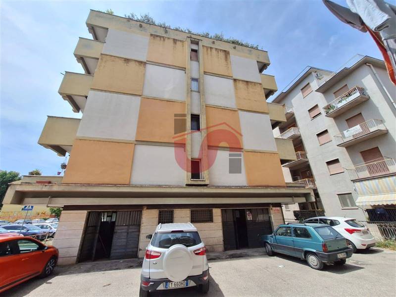 negozio in affitto a Benevento in zona Mellusi / Atlantici