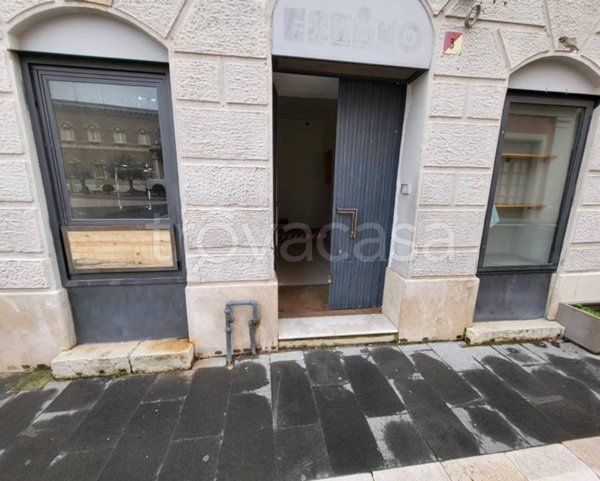 negozio in affitto a Benevento in zona Centro Storico