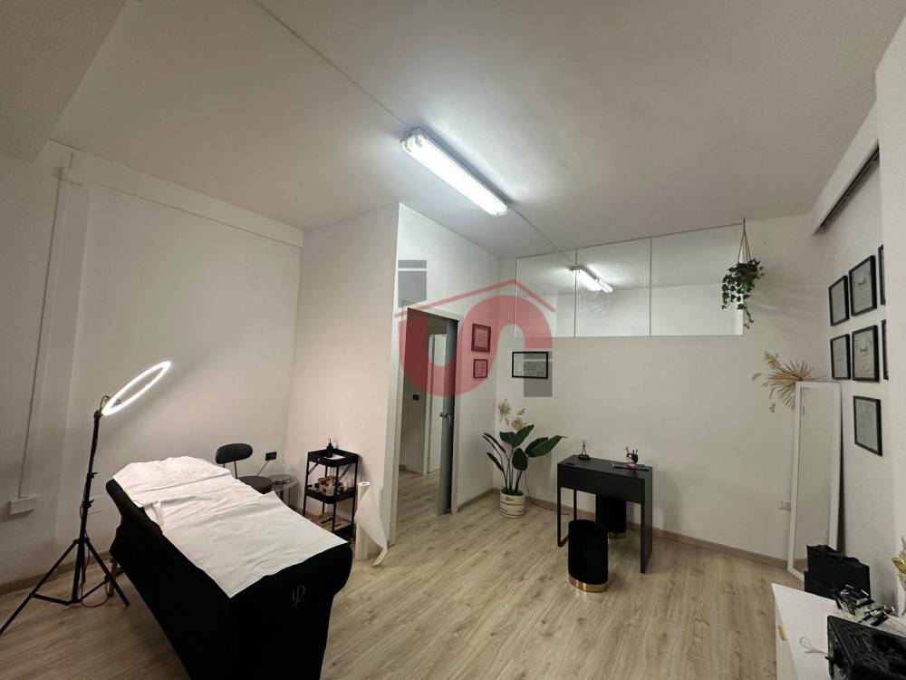 locale commerciale in affitto a Benevento in zona Mellusi / Atlantici