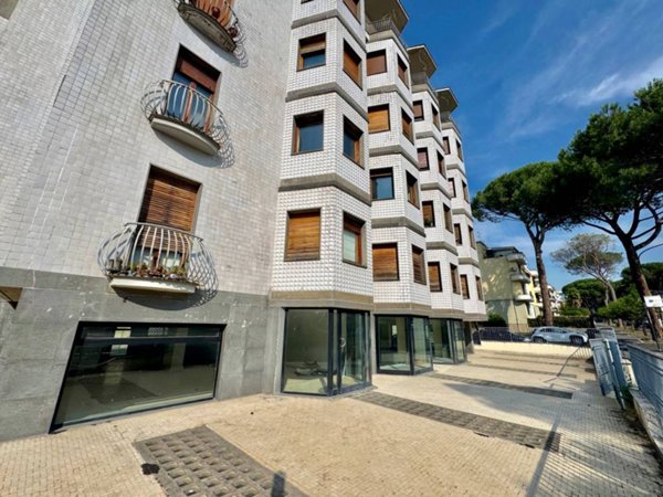 negozio in affitto a Benevento in zona Mellusi / Atlantici