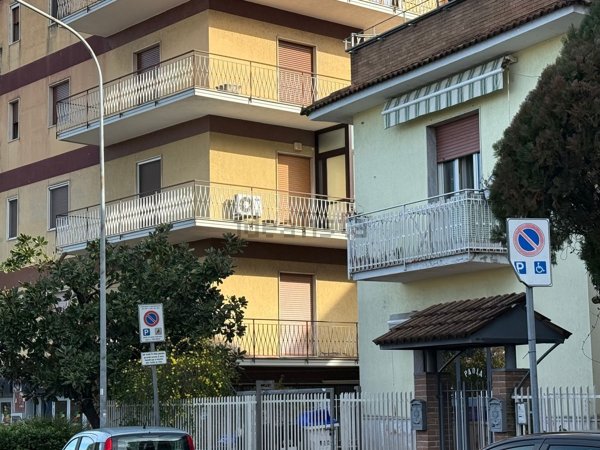 locale commerciale in affitto a Benevento in zona Mellusi / Atlantici