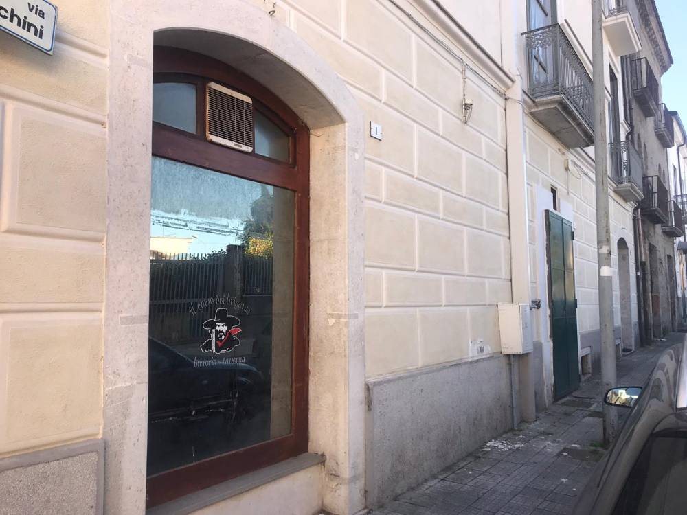 negozio in affitto a Calvi