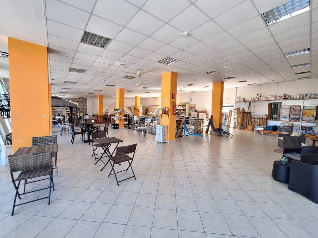 negozio in affitto a Ceppaloni in zona Tufara