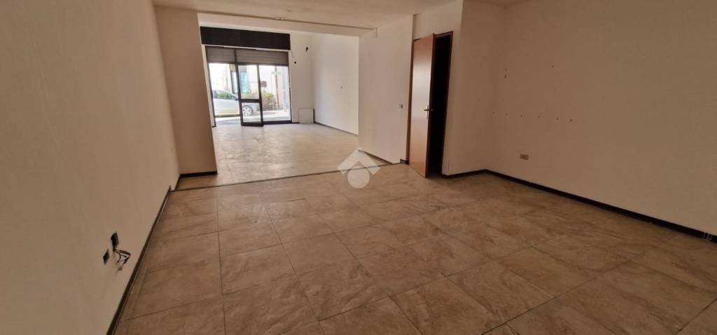 locale commerciale in affitto a Montesarchio