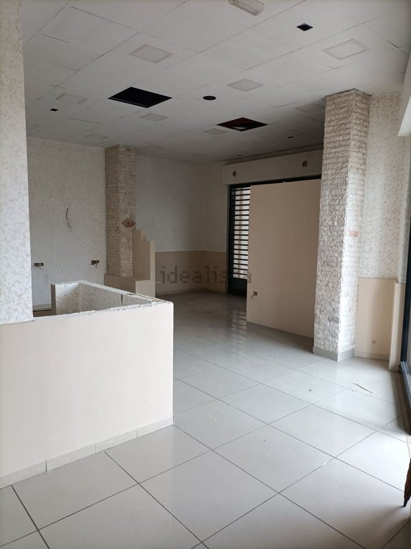 locale commerciale in affitto a Telese Terme