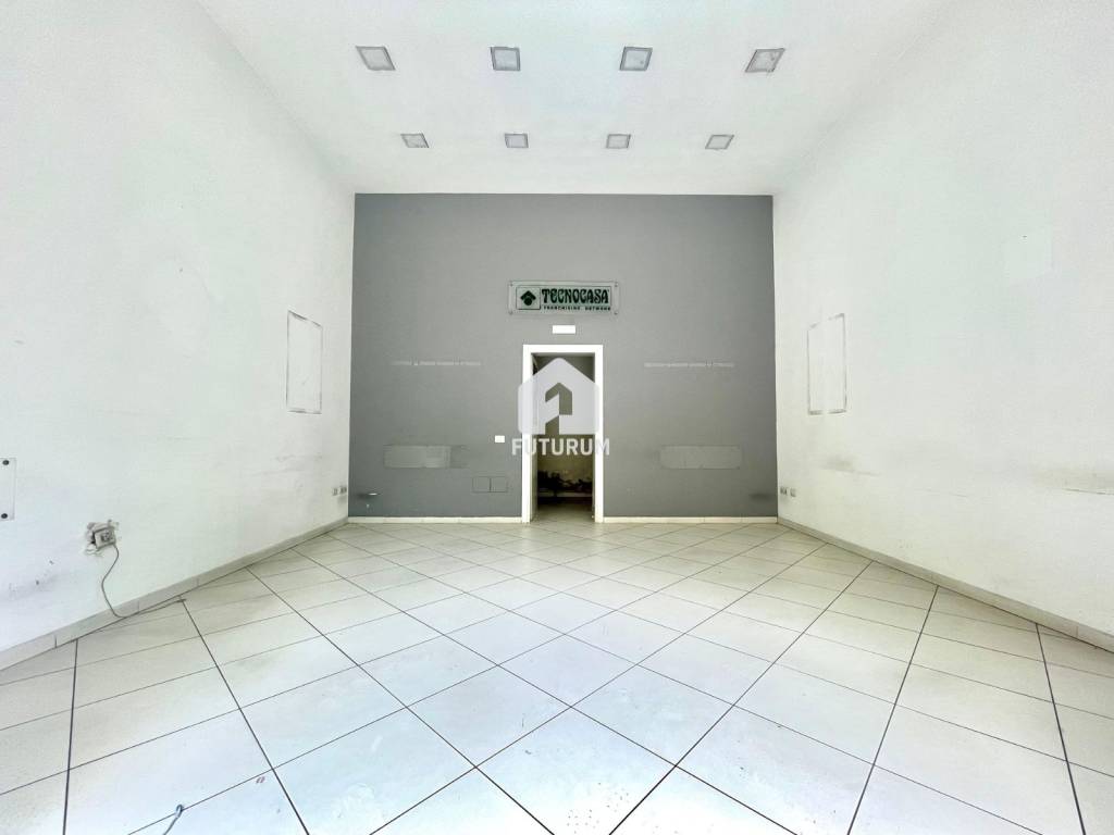 negozio in affitto ad Afragola in zona Centro Città