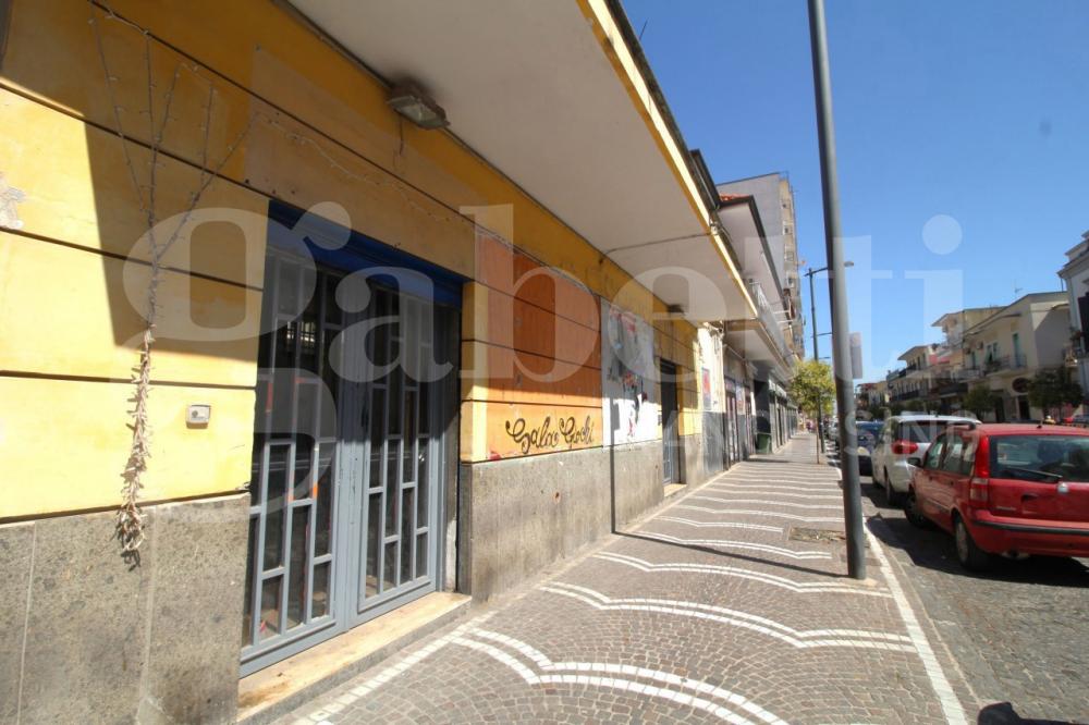 negozio in affitto ad Arzano