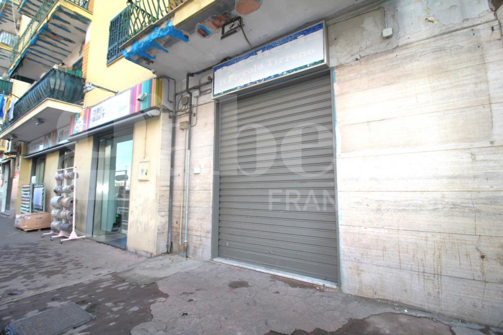 negozio in affitto ad Arzano