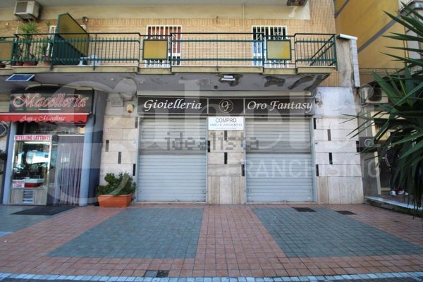 locale commerciale in affitto ad Arzano