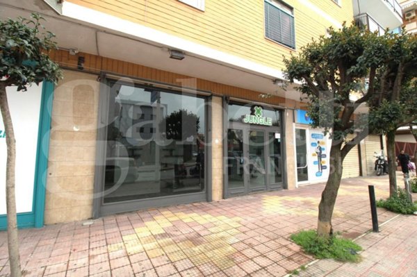 negozio in affitto ad Arzano