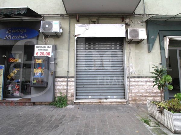 negozio in affitto ad Arzano