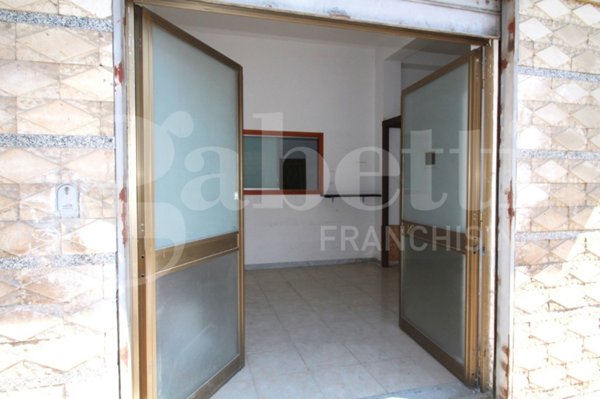 negozio in affitto ad Arzano
