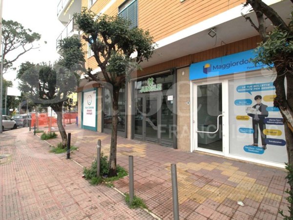 negozio in affitto ad Arzano