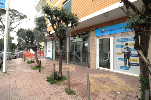 negozio in affitto ad Arzano
