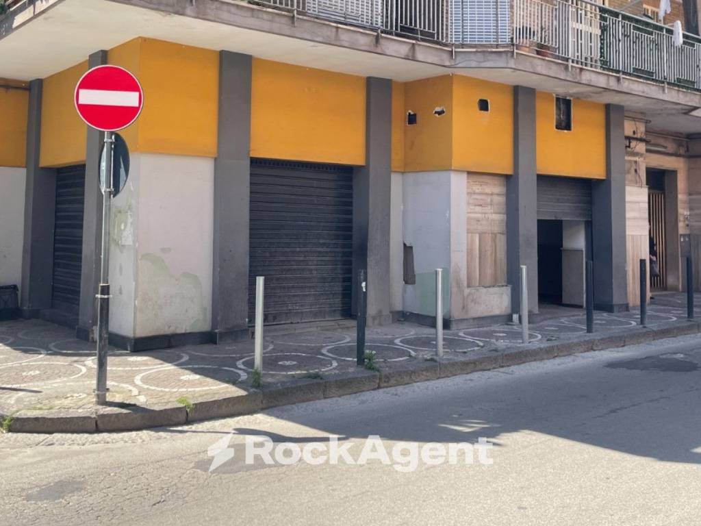 negozio in affitto ad Arzano
