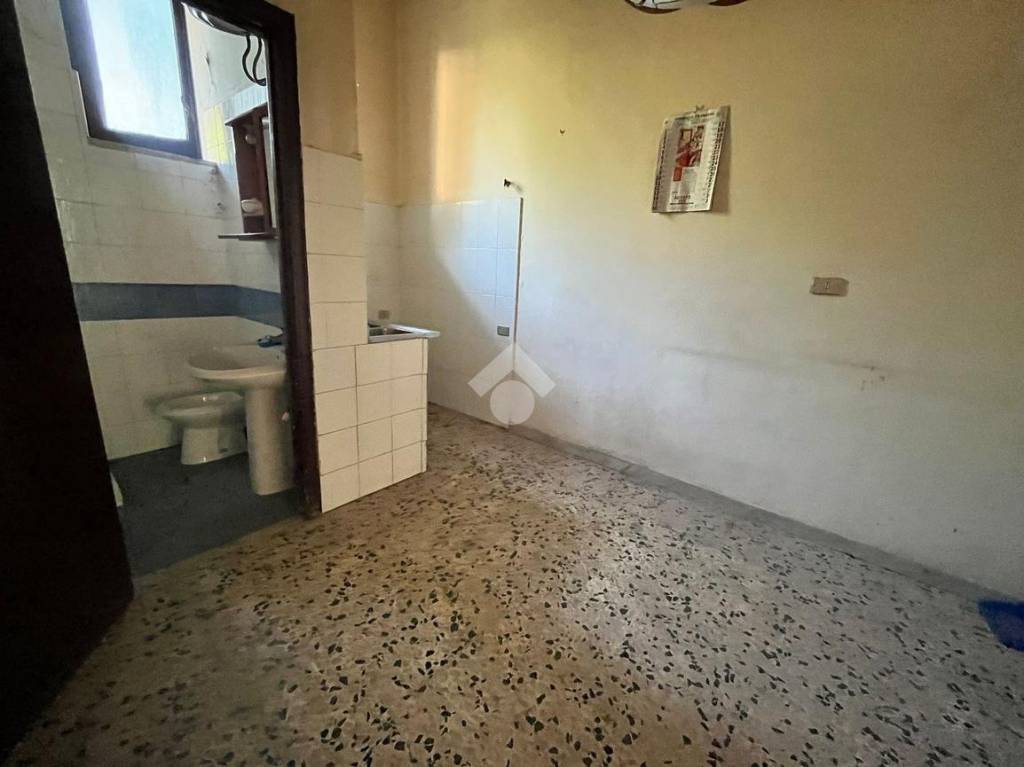 negozio in affitto ad Arzano