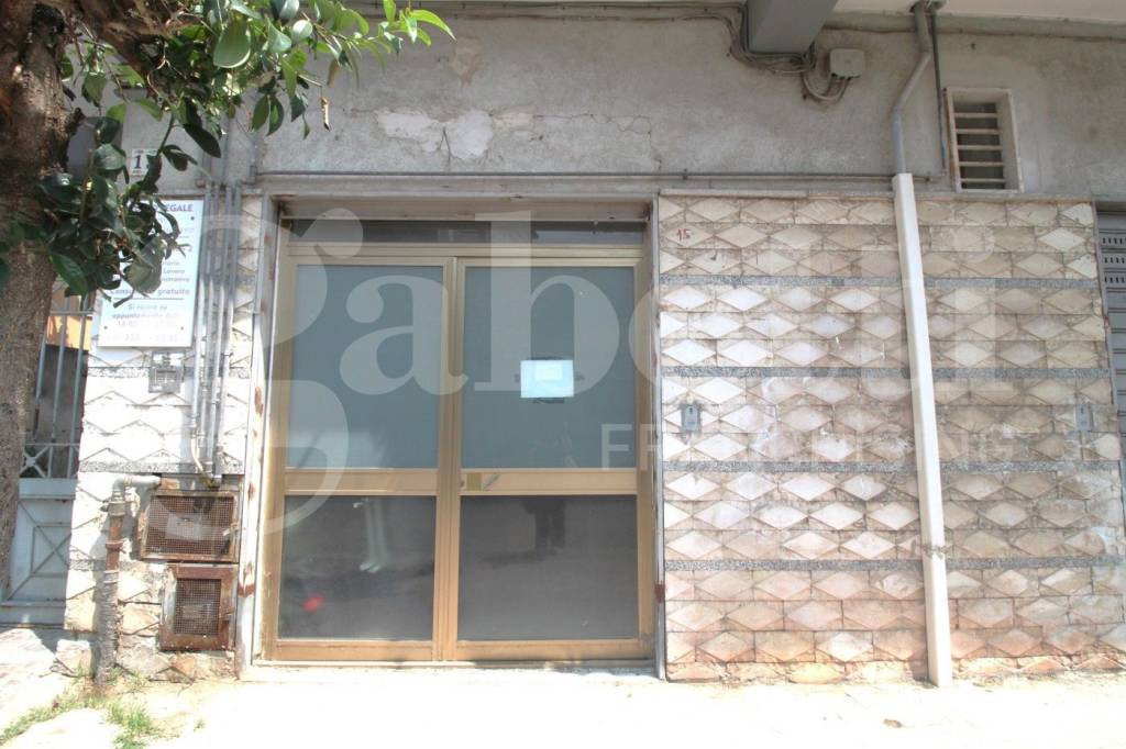 negozio in affitto ad Arzano