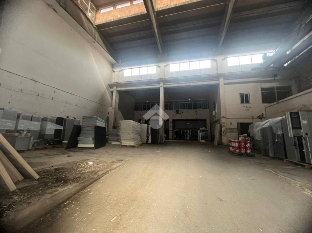 locale commerciale in affitto ad Arzano