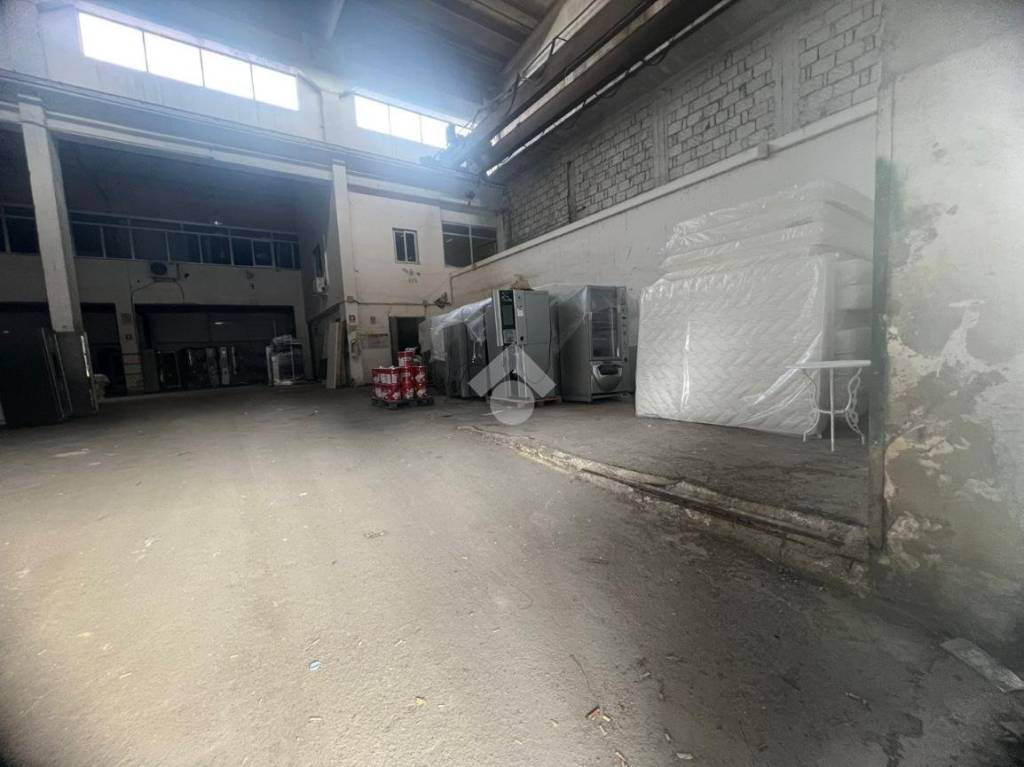 locale commerciale in affitto ad Arzano